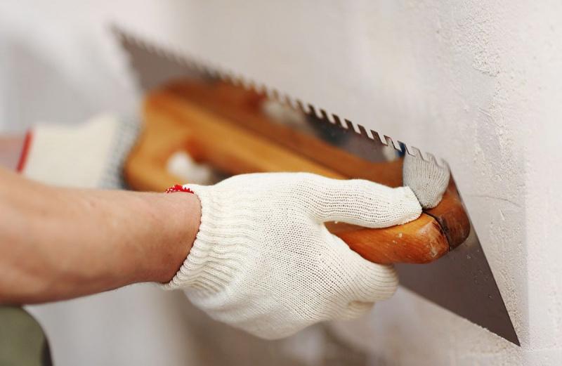 Как шпаклевать стены под обои?